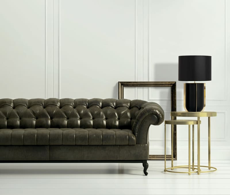 sofá moderno y lámpara de Flam & Luce