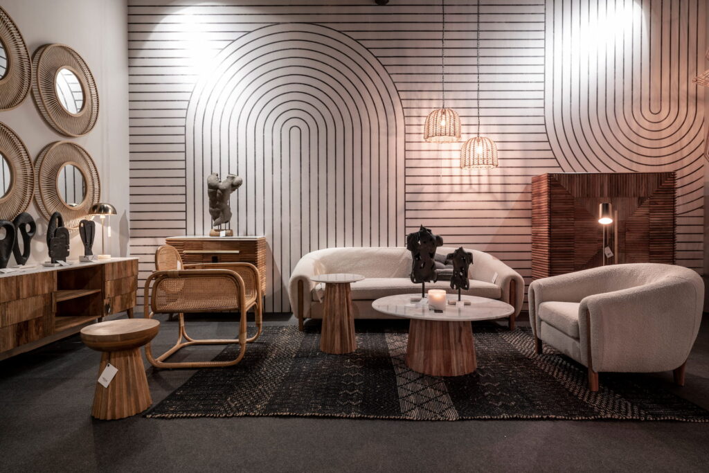 Salon aux lignes géométriques et arrondies de Vical Home, dans l’esprit Neo Déco