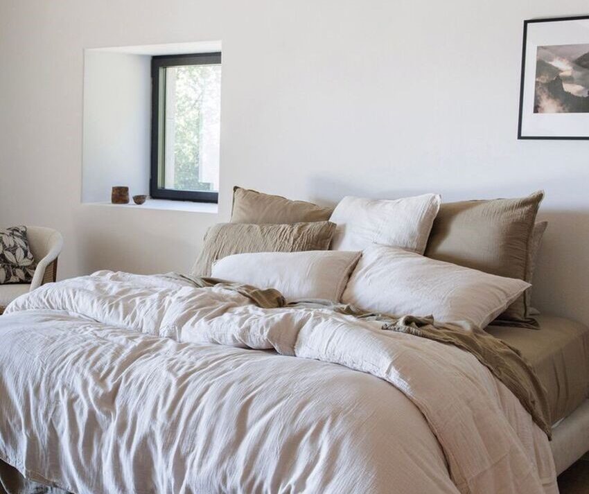 Incorpora téxtiles elegantes a tu cama y crea un dormitorio con estilo
