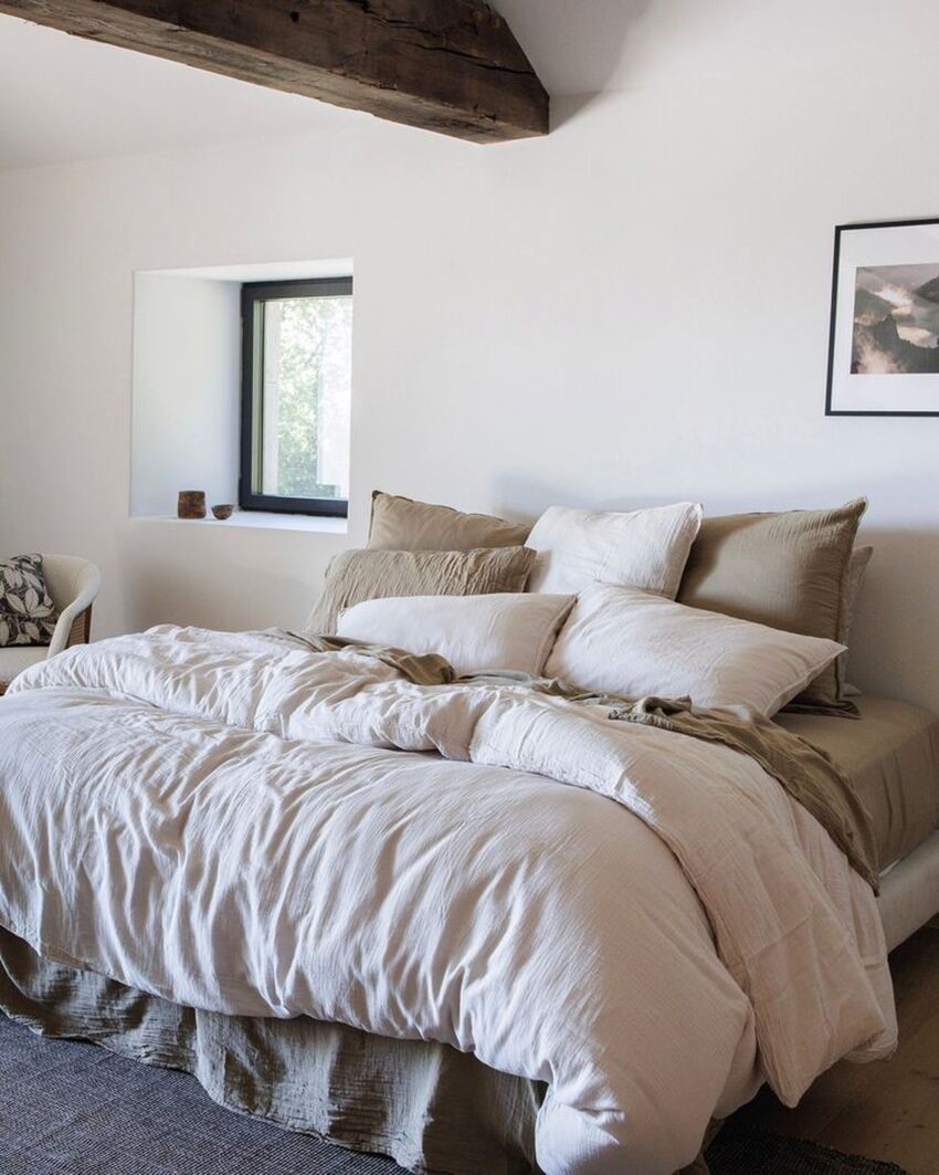 Incorpora téxtiles elegantes a tu cama y crea un dormitorio con estilo