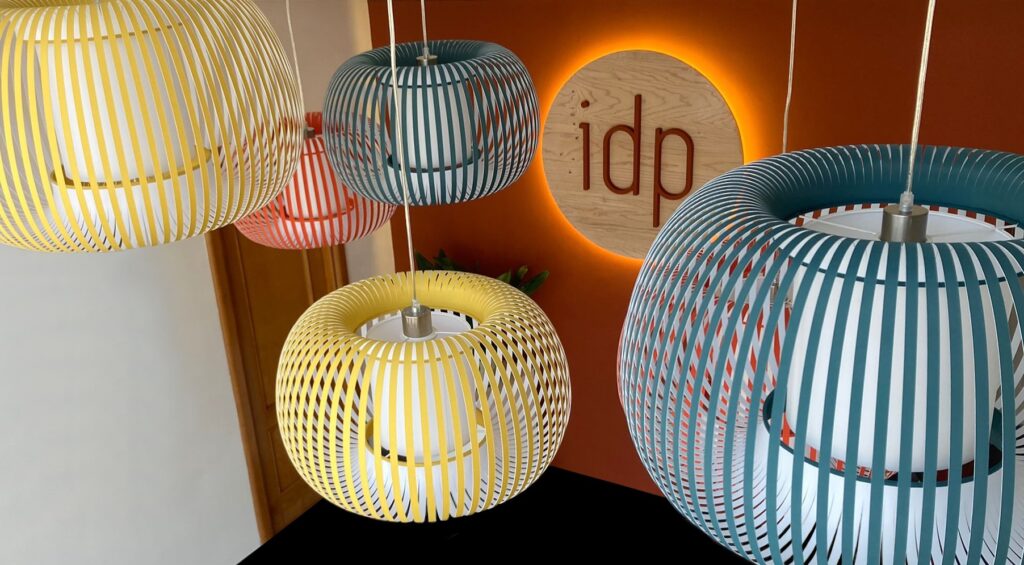 Lámparas escultóricas de IDP Studio para un interior Neo Deco